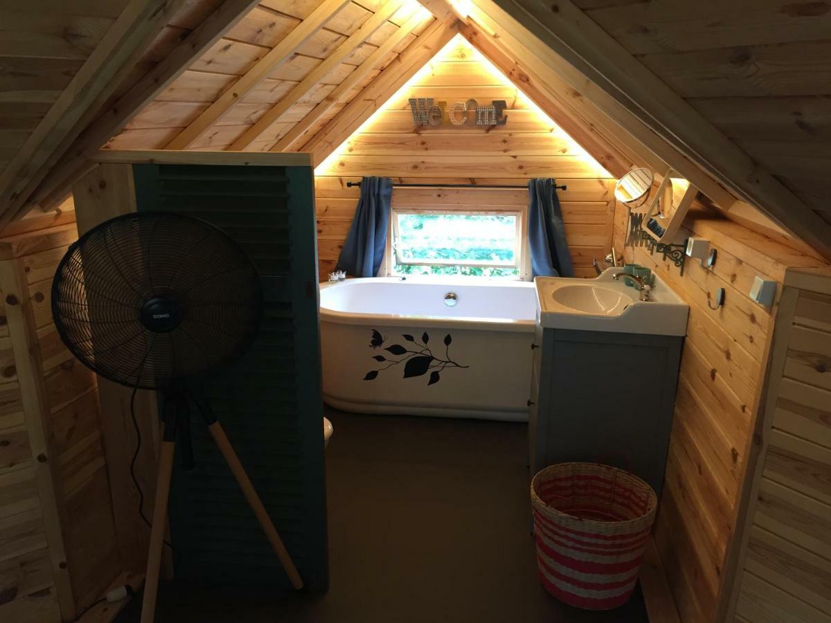 La Cabane De L'Atelier Bomal Bagian luar foto